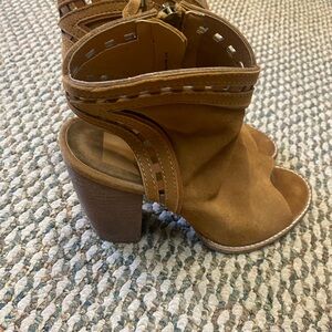 Dolce Vita Natasha Women’s Tan Suede Peep Toe Block Heel Ankle Bootie EUC